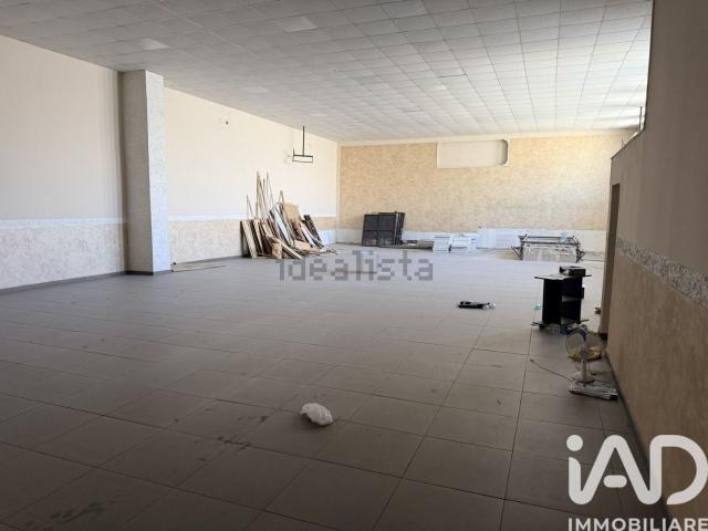 Locale in vendita di 2000 m² in Via Nuova Villa, 96