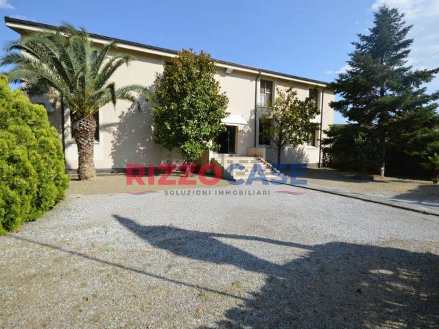 Locale in vendita di 2000 m² in Viale Ernesto Moneta, 2