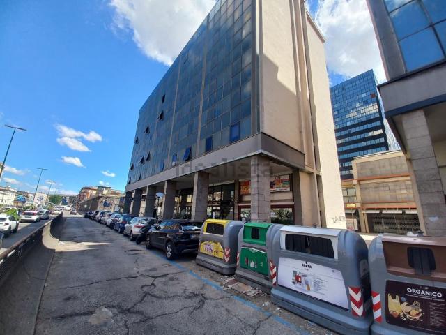Locale in vendita di 2001 m² in Via Giovanni Porzio, 5