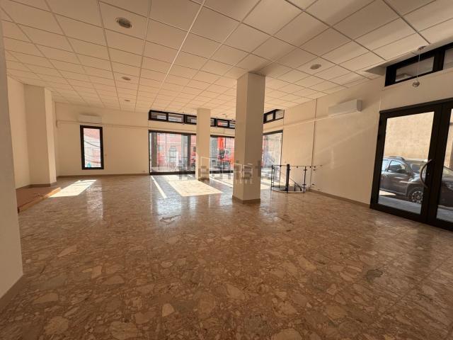 Locale in vendita di 200 m²