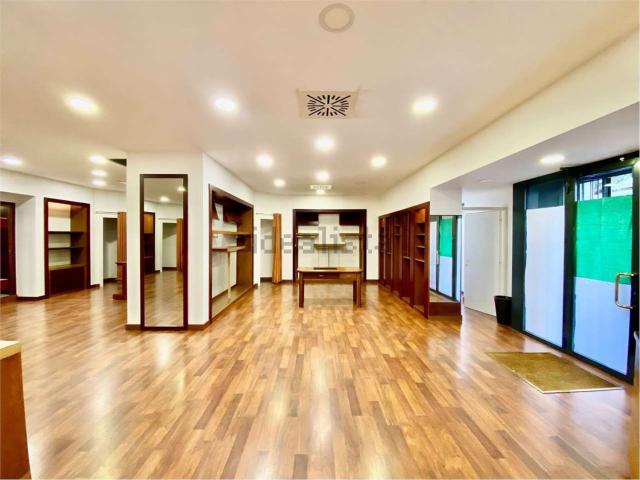 Locale in vendita di 200 m² in Via Carlo Cattaneo