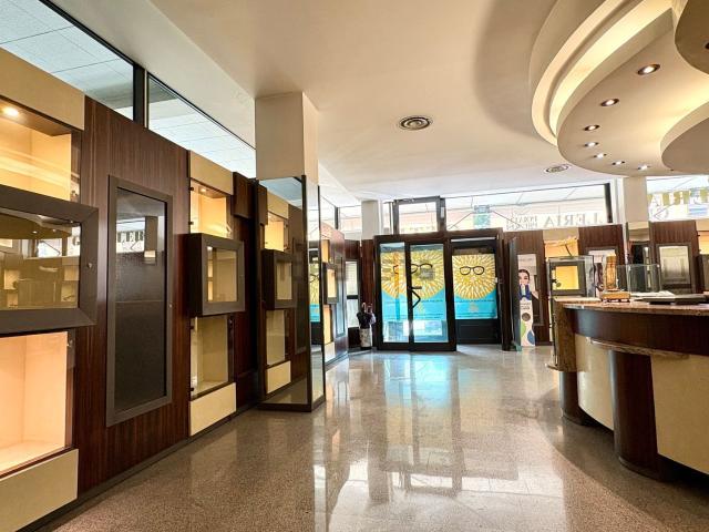 Locale in vendita di 200 m² in Via Antonio Lorenzetti, 15