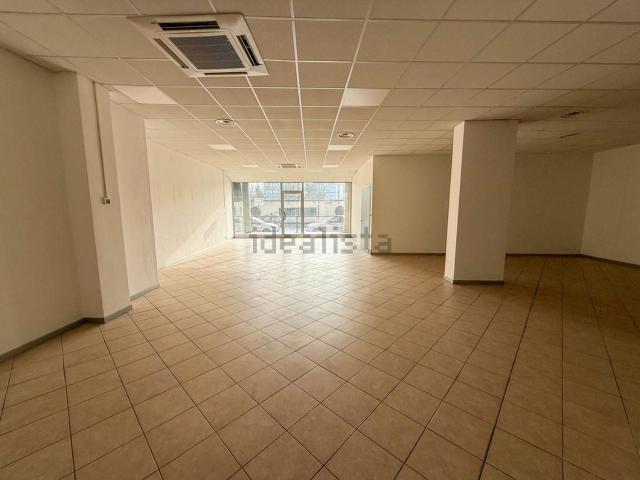 Locale in vendita di 200 m² in Via Angelo Massarotti