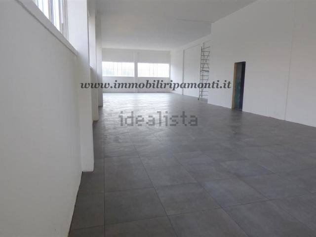 Locale in vendita di 200 m² in Via Achille Grandi, 26