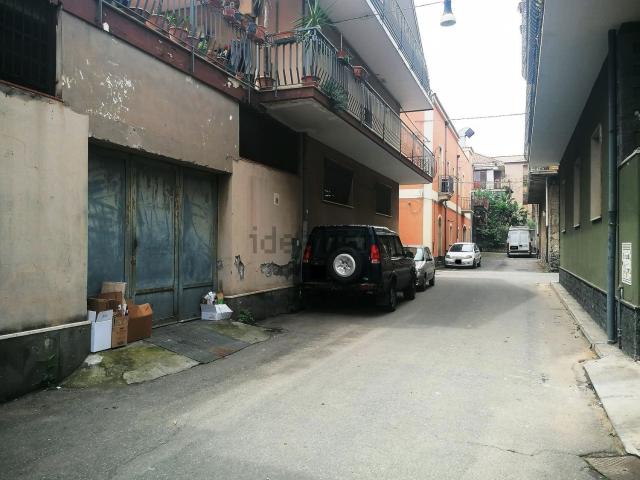 Locale in vendita di 200 m² in Via Archimede, 6