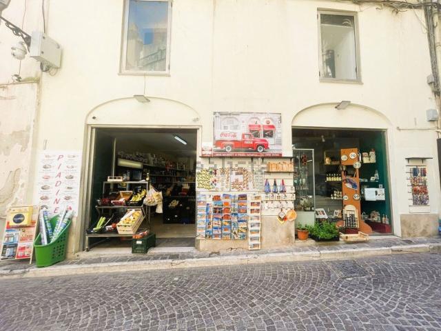 Locale in vendita di 200 m² in Via Atenea, 253