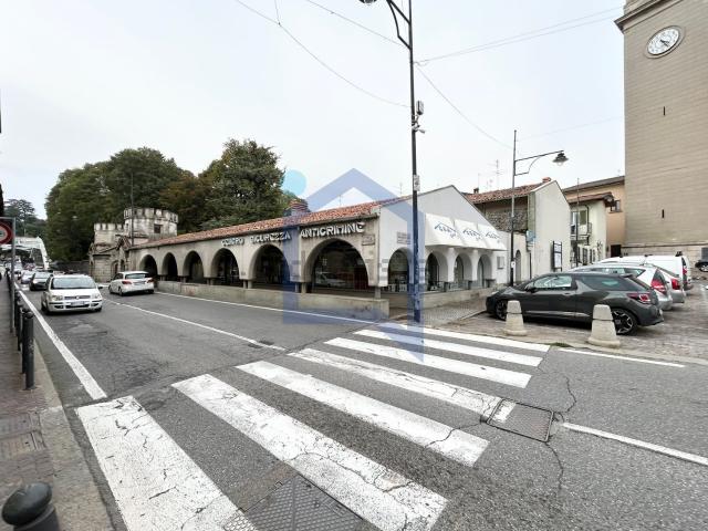 Locale in vendita di 200 m² in Via G. Matteotti, 3