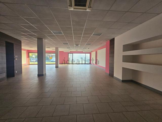 Locale in vendita di 200 m² in Via Gaetano Donizetti