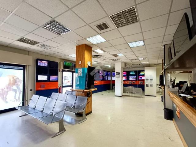 Locale in vendita di 200 m² in Via Galileo Galilei, 263