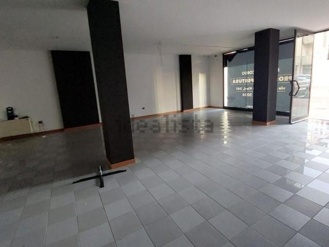 Locale in vendita di 200 m² in Via Giulio Masini