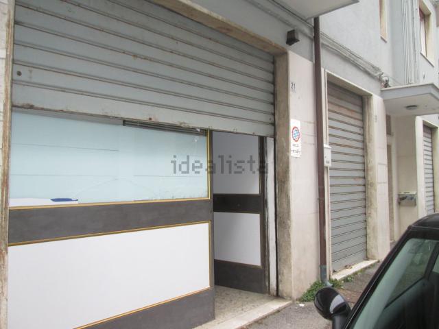 Locale in vendita di 200 m² in Via Giuseppangelo Fonzi, 27