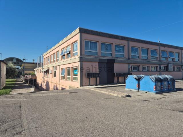 Locale in vendita di 200 m² in Via Giovanni Pascoli