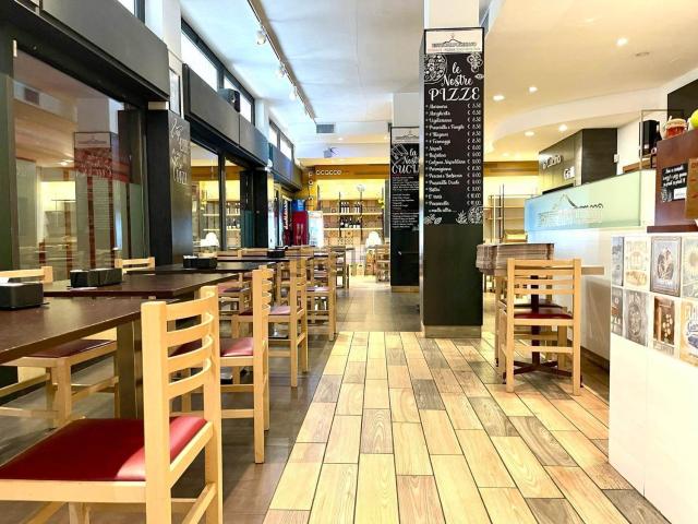 Locale in vendita di 200 m² in Via dei Pini
