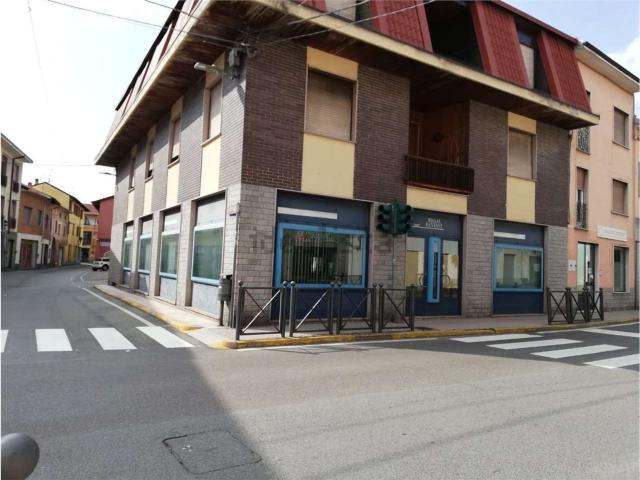 Locale in vendita di 200 m² in Via della Libertà, 122