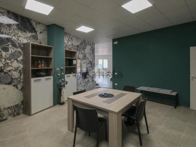 Locale in vendita di 200 m² in Via della Pace