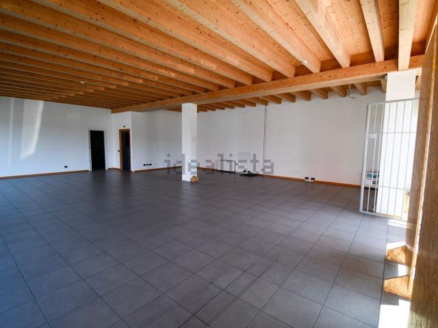 Locale in vendita di 200 m² in Via Delle Rose, 15
