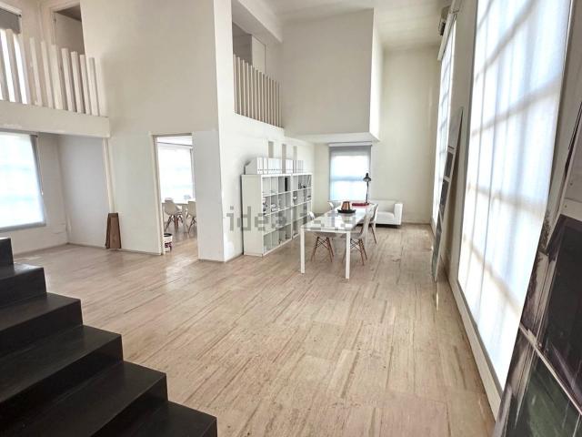 Locale in vendita di 200 m² in Via Enrico Cosenz, 13