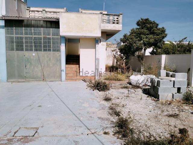 Locale in vendita di 200 m² in Via Federico Fellini, 43