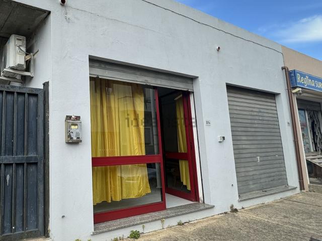 Locale in vendita di 200 m² in Via Is Prunixeddas, 37