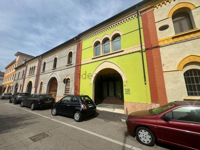 Locale in vendita di 200 m² in Via O. Visentini, 3