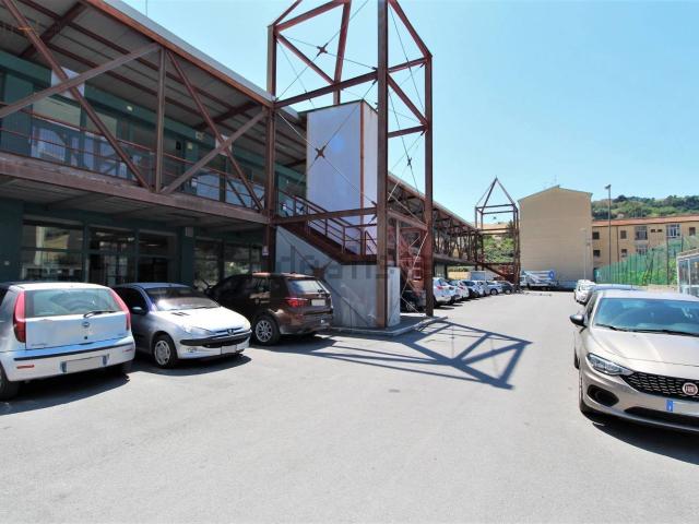Locale in vendita di 200 m² in Via Luciano Manara, 136