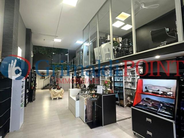 Locale in vendita di 200 m² in Via Lupiae, 4