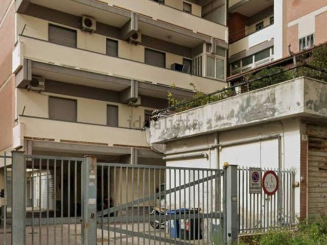 Locale in vendita di 200 m² in Via Modena