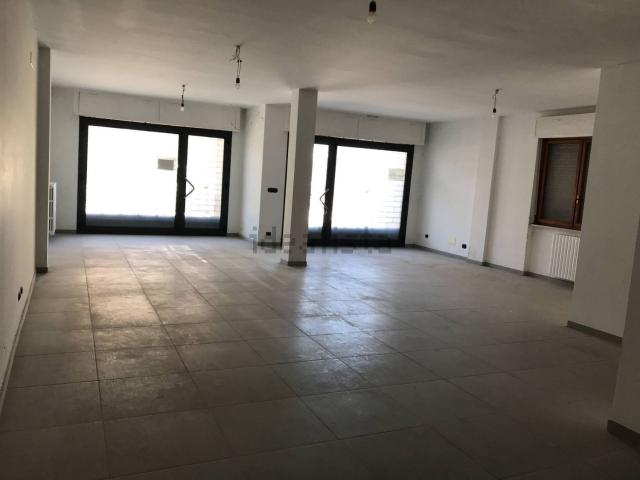Locale in vendita di 200 m² in Via Madonna dell&apos Asilo, 75