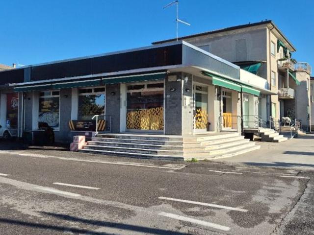 Locale in vendita di 200 m² in Via Mantova