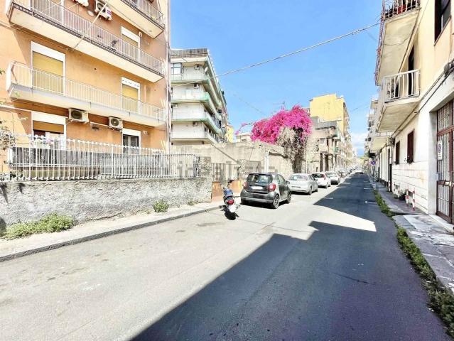 Locale in vendita di 200 m² in Via Salvo D&apos Acquisto, 68