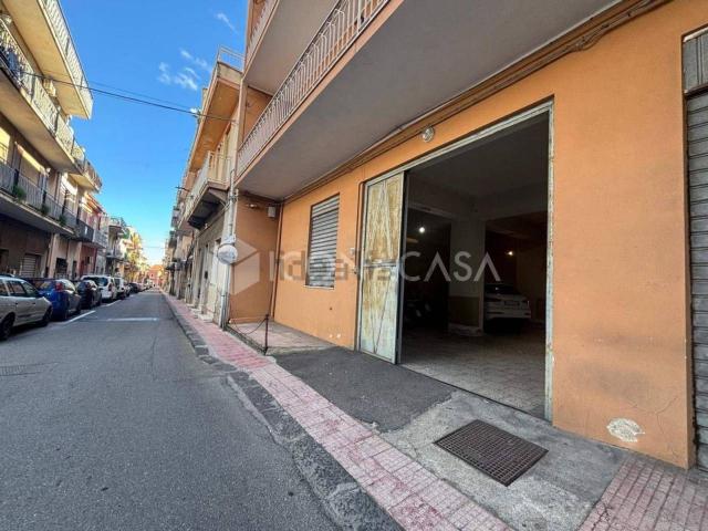 Locale in vendita di 200 m² in Via Sparagonà, 103