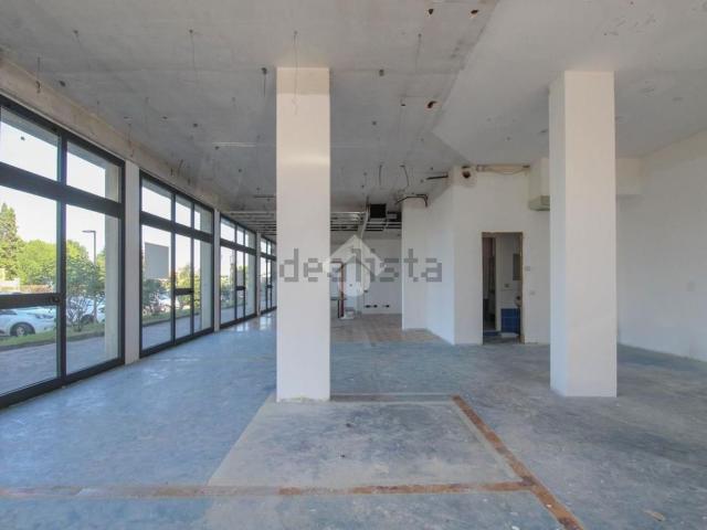 Locale in vendita di 200 m² in Via Statale Est