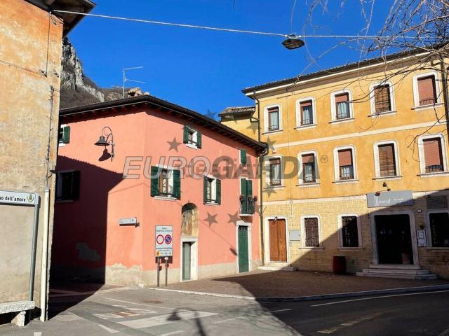 Locale in vendita di 200 m² in Via Pozzo dell&apos Amore, 5