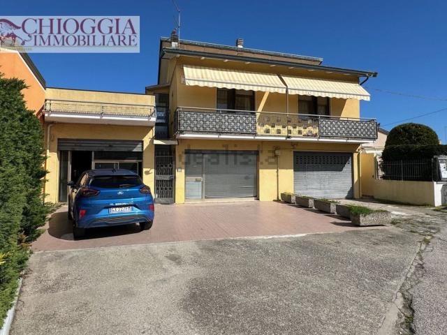 Locale in vendita di 200 m² in Via Papa Giovanni XXIII, 13