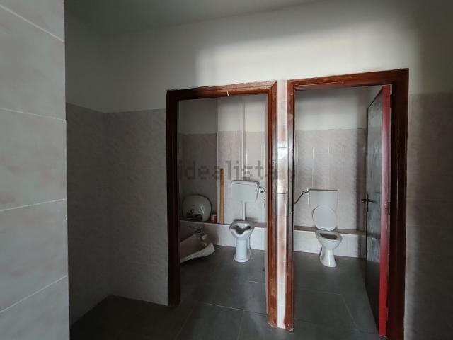 Locale in vendita di 200 m² in Via Piemonte, 37