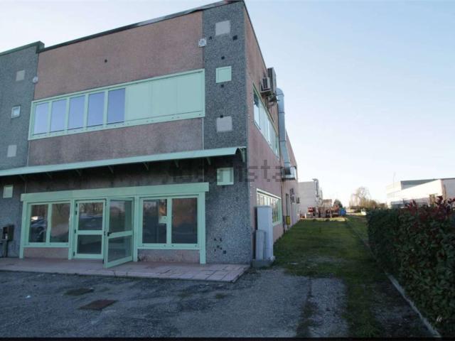 Locale in vendita di 200 m² in Via Viazza