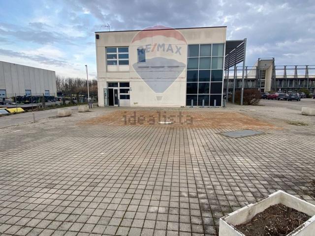Locale in vendita di 200 m² in Viale delle Industrie, 53