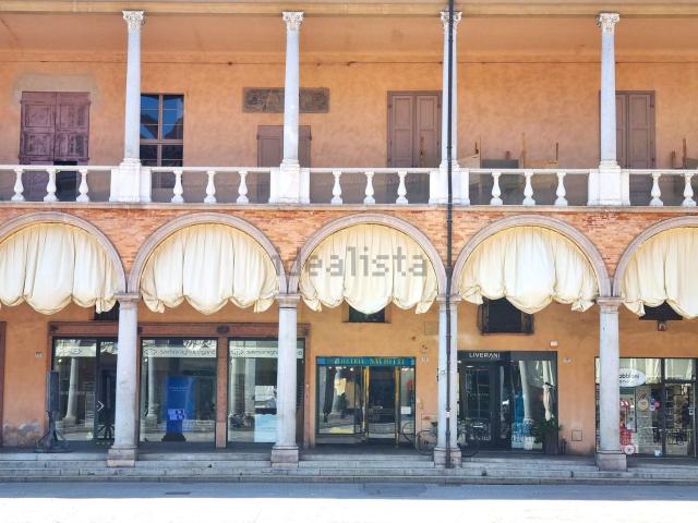 Locale in vendita di 200 m² in Piazza del Popolo, 32