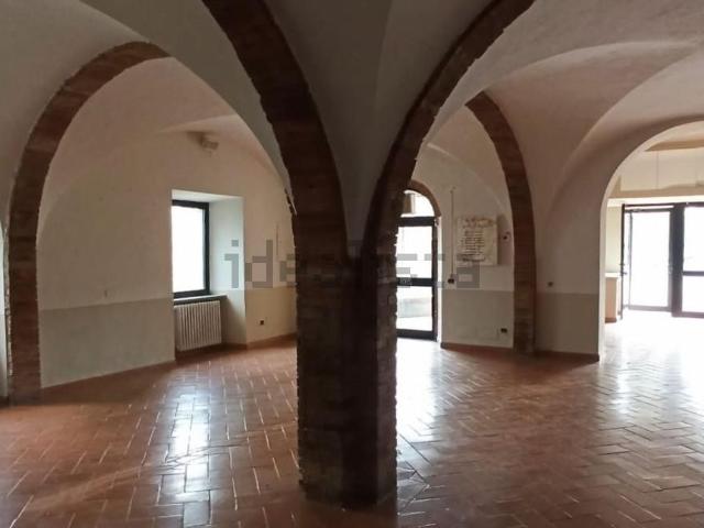 Locale in vendita di 200 m² in Piazza Marcello Inghirami