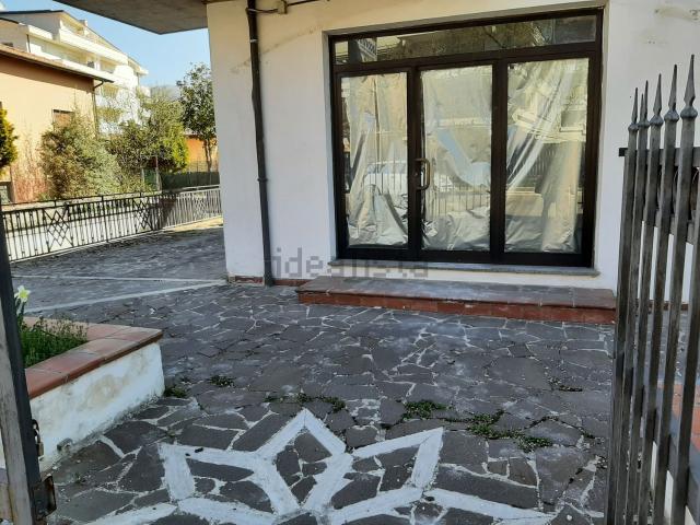 Locale in vendita di 201 m² in Via Don Minzoni