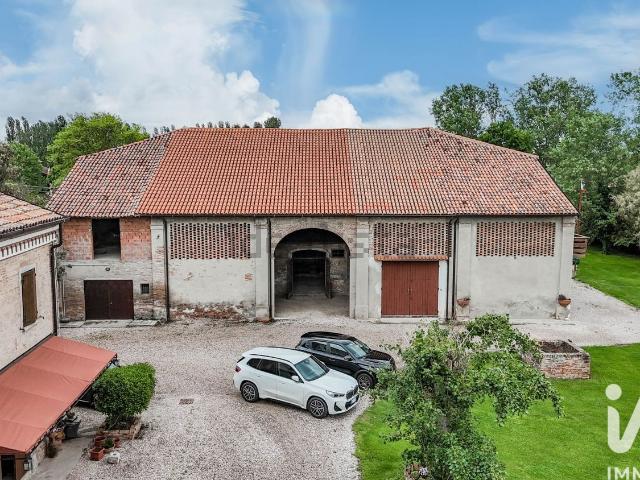 Locale in vendita di 203 m² in Via Acquedotto, 100