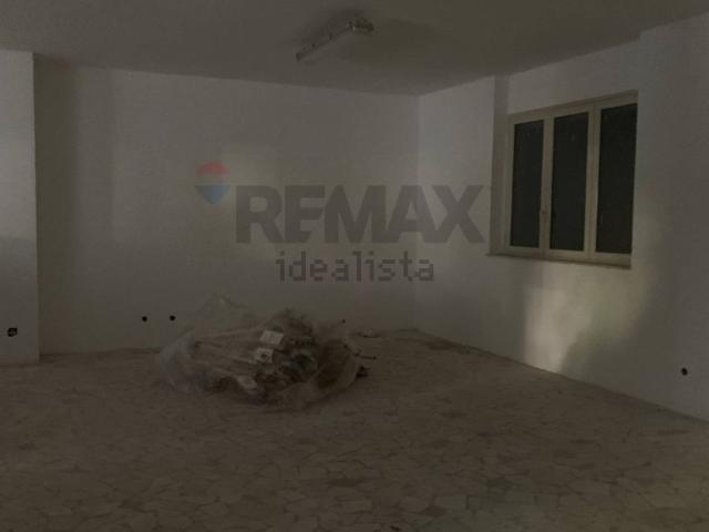 Locale in vendita di 204 m² in Largo Enrico Petrella