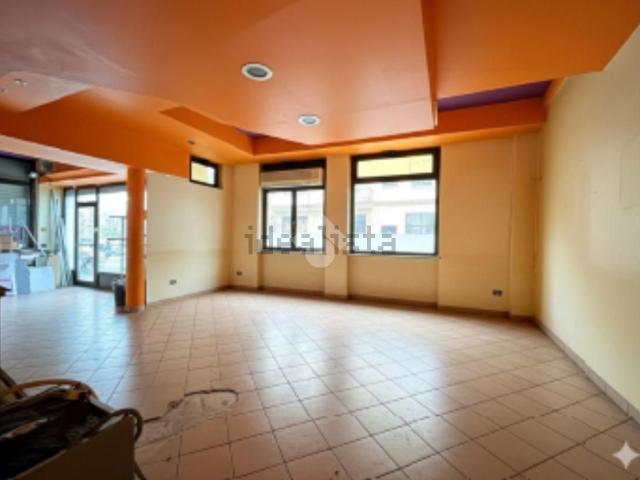 Locale in vendita di 205 m² in Via Ammiraglio Burzagli, 145