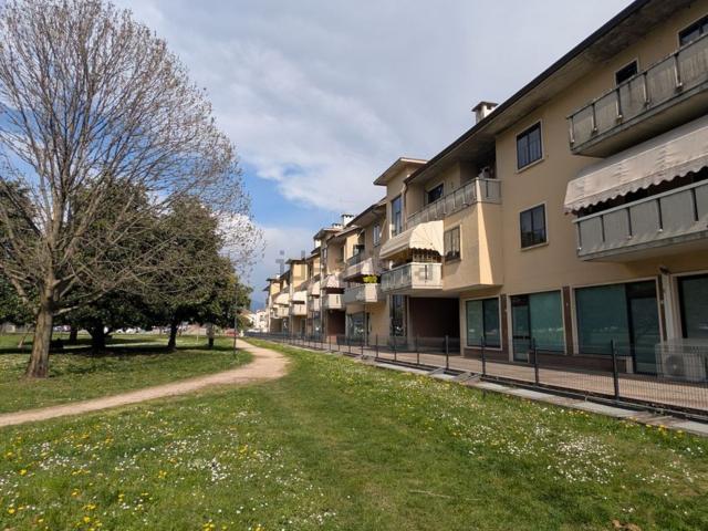 Locale in vendita di 205 m² in Via Giovanni XXIII, 15