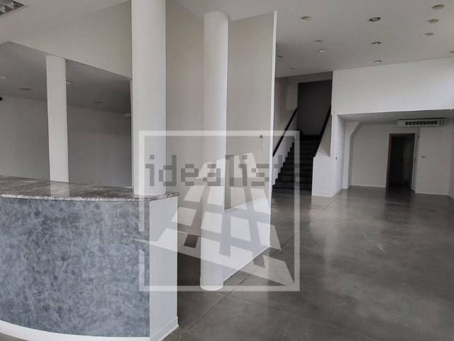 Locale in vendita di 205 m² in Via Emilia All&apos Ospizio, 18