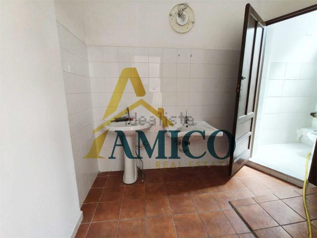 Locale in vendita di 207 m² in Via R. Pilo, 11
