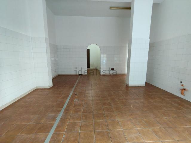 Locale in vendita di 207 m² in Via R. Pilo, 9