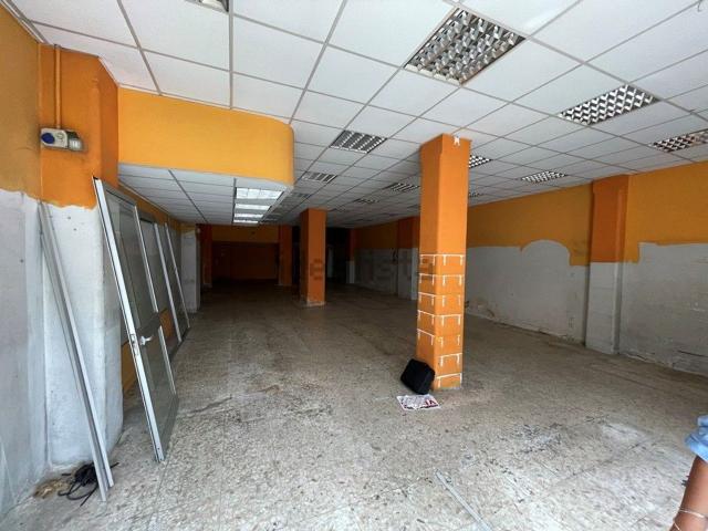 Locale in vendita di 207 m² in Viale Delle Medaglie DꞌOro