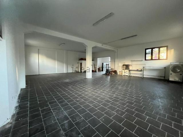 Locale in vendita di 208 m² in Via Brigata Messina
