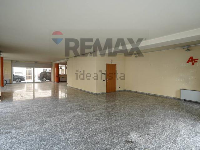 Locale in vendita di 208 m² in Via Gianbattista Moroni, 244